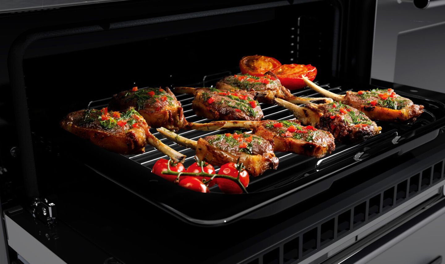 Grillspieße im Backofengrill eines schwarzen Herdes, Gerät, Elektrisches Gerät, Kochen, Braten