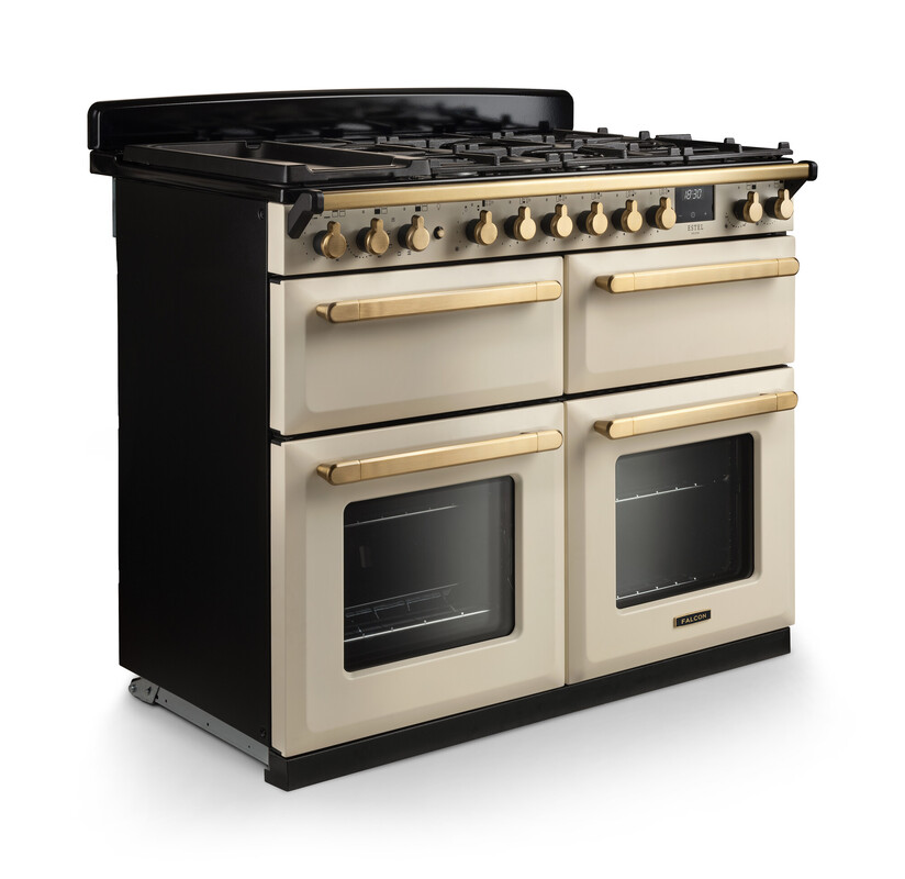 Freistehender Herd von Falcon mit vier Backöfen und Gas-Kochfeld, cremefarben mit goldenen Griffen, ideal für große Küchen