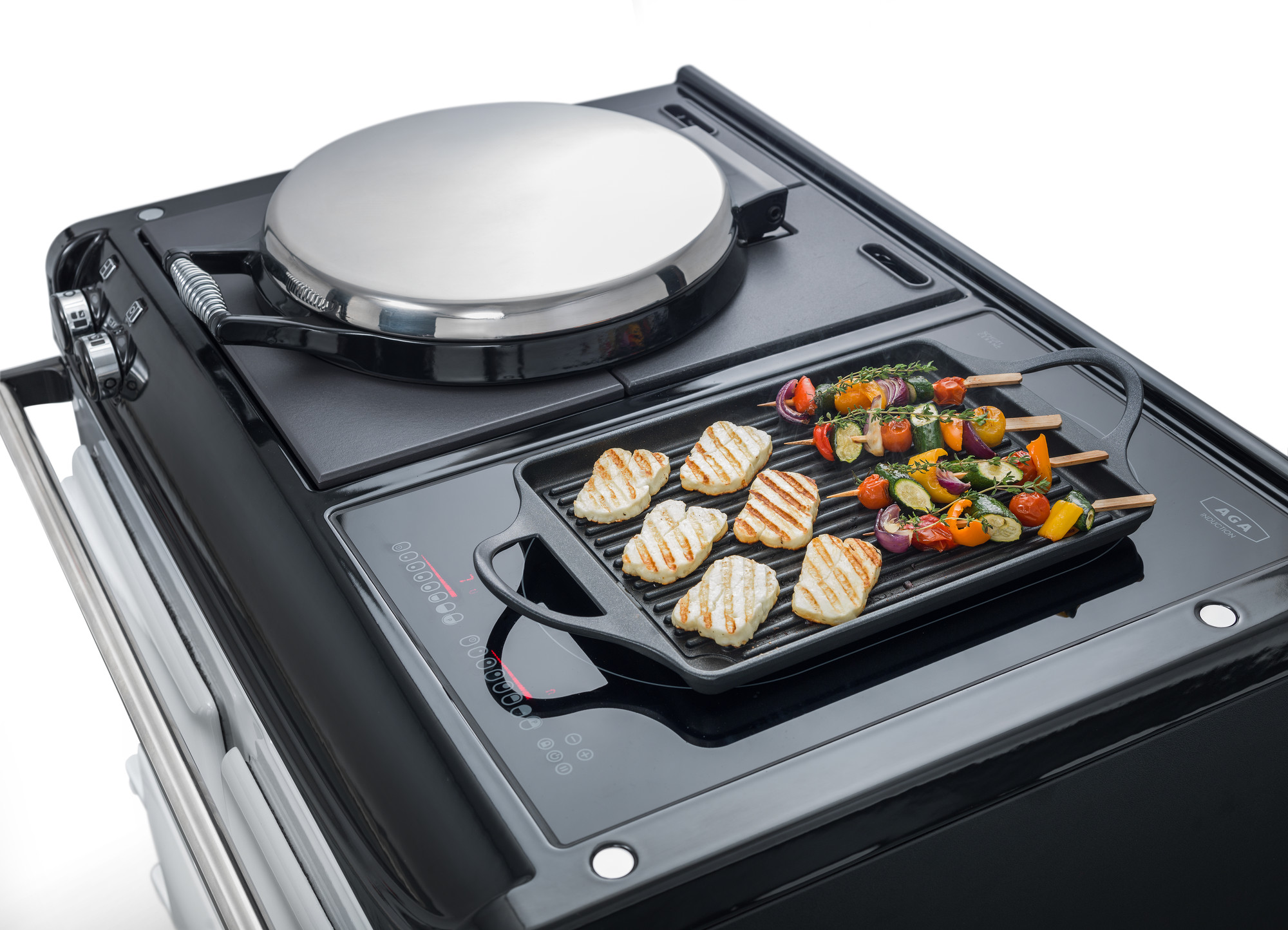 Induktionsherd mit Grillplatte, darauf gegrillter Käse und bunte Gemüsespieße, ideal für gesundes Kochen in der modernen Küche