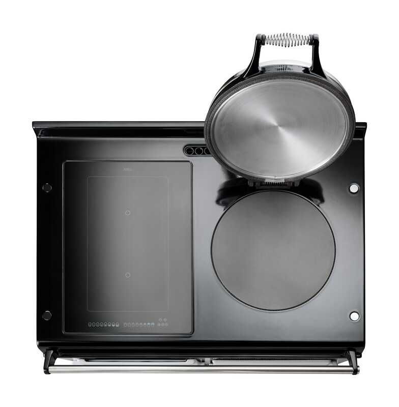 Schwarzer Küchenherd mit Induktionskochfeld und geöffneter klassischer Kochplatte, Ansicht von oben