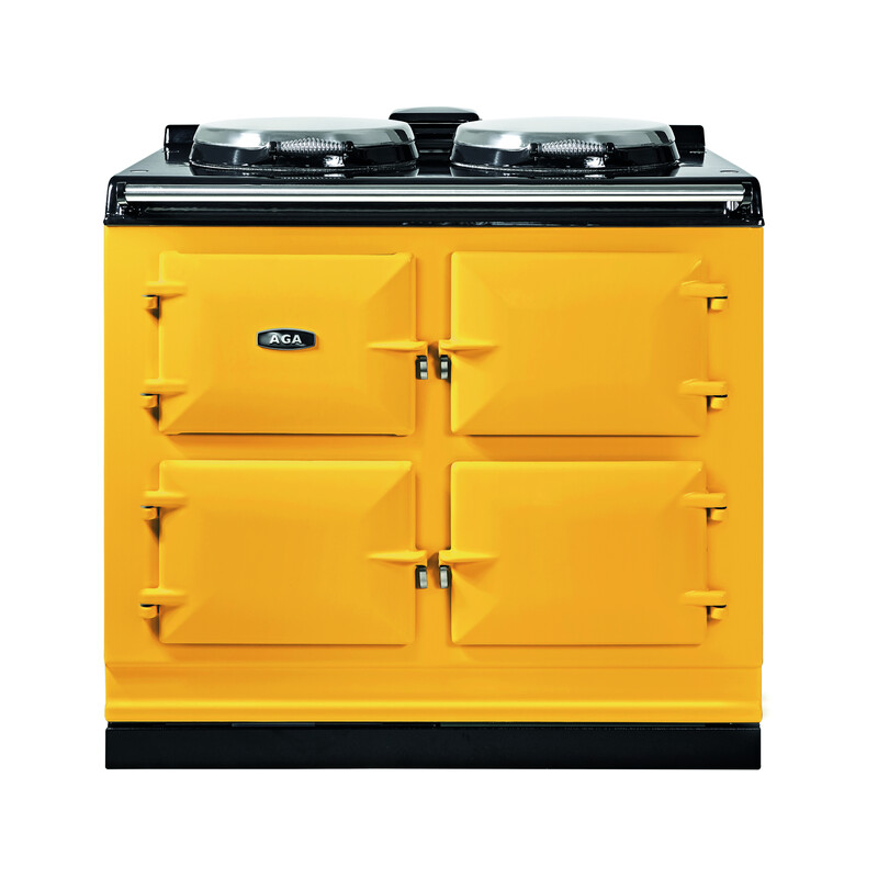 Gelber AGA Herd mit vier Backofentüren und zwei Kochplatten aus Metall, freigestellt auf weißem Hintergrund