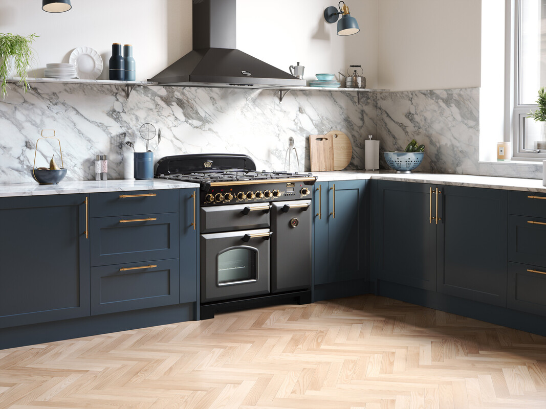 Eine stilvolle Küche mit blauen Schränken, Marmorarbeitsplatten und einem klassischen Edelstahlherd