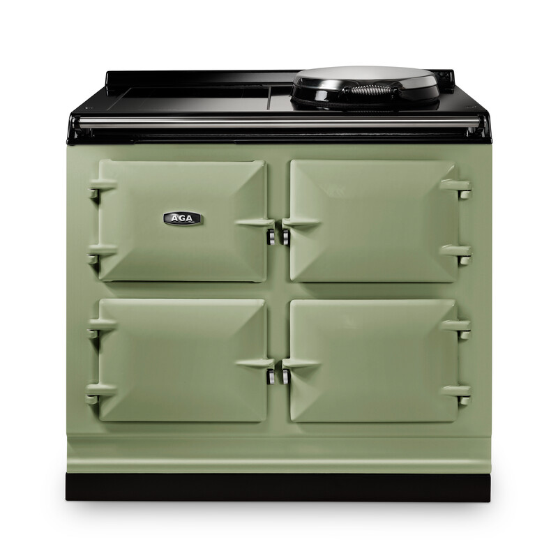 Grüner AGA Herd mit vier Backofentüren und schwarzer Kochplatte, freigestellt vor weißem Hintergrund