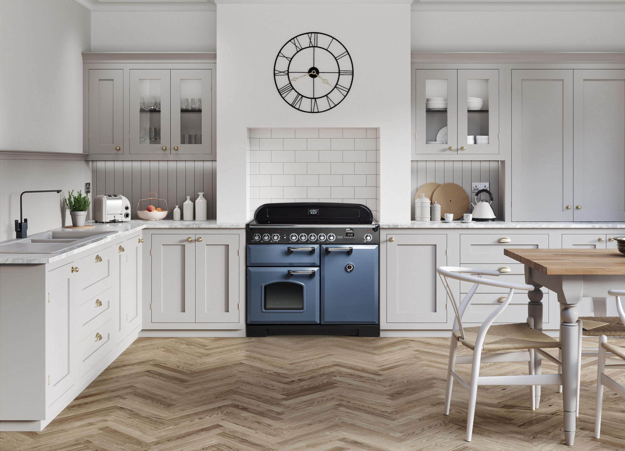 Stilvolle Küche im Landhausstil mit hellgrauen Schränken, blauem Herd, Holzfußboden und großer Wanduhr