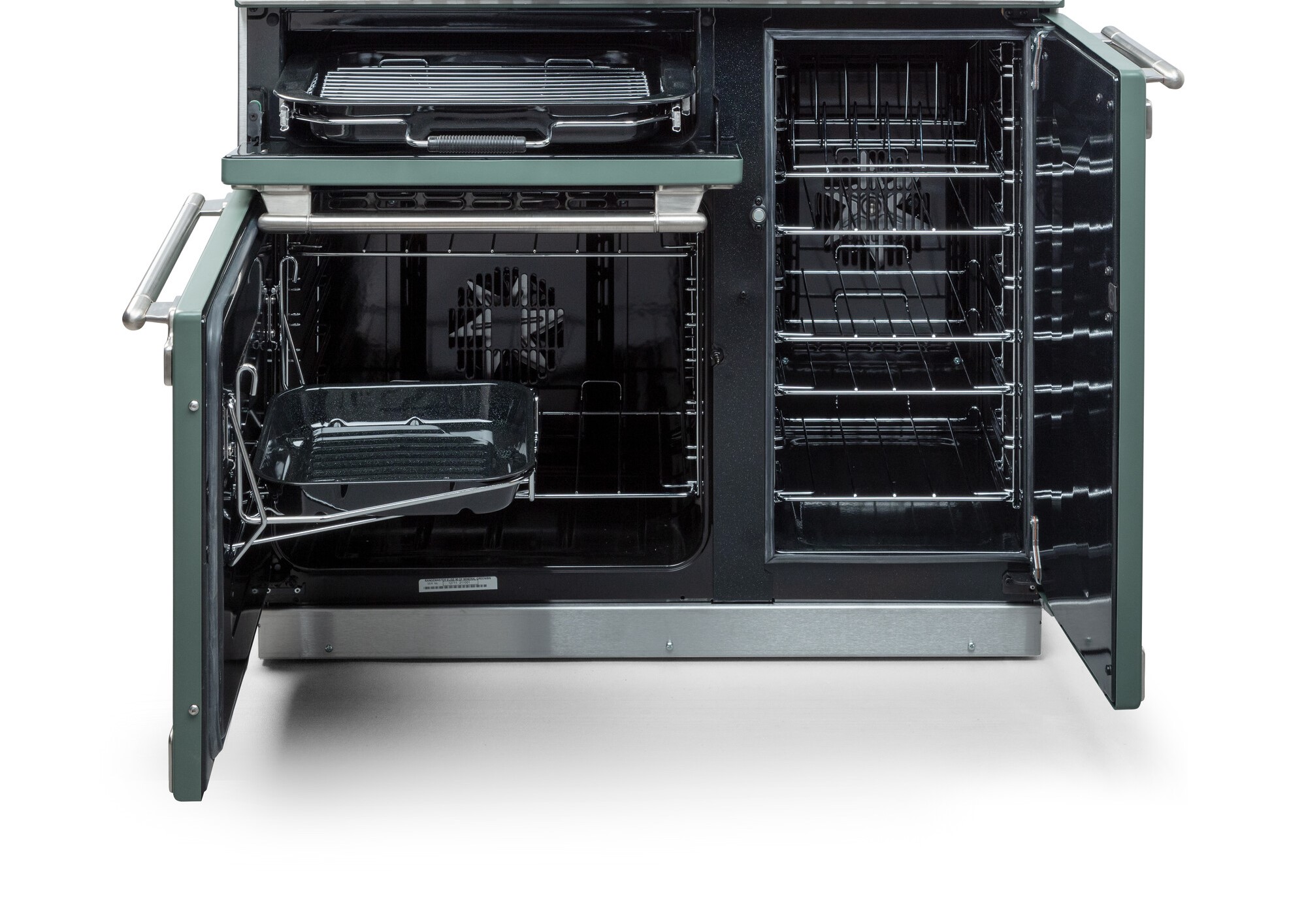 Frontale Ansicht eines geöffneten Einbau-Backofens mit mehreren Backblechen und Gitterrosten, bereit zum Kochen oder Backen