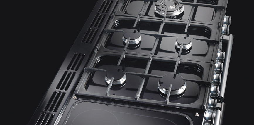 Obere Ansicht eines schwarzen Gasherds mit fünf Kochfeldern und silbernen Drehreglern