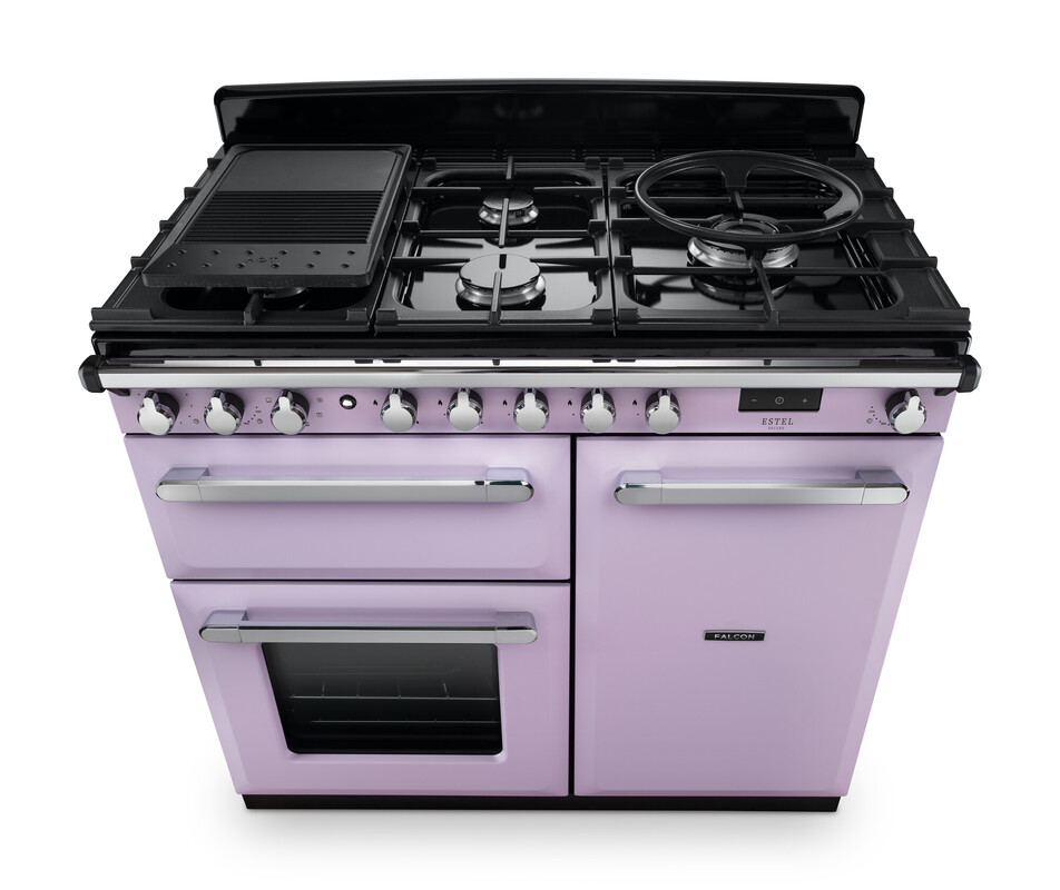 Freistehender lila Herd mit fünf Gas-Kochfeldern, Grillplatte und zwei Backöfen, ideal für große Küchen