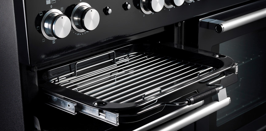 Offene Backofenschublade mit integriertem Grillrost in einem modernen Einbauherd mit Drehknöpfen