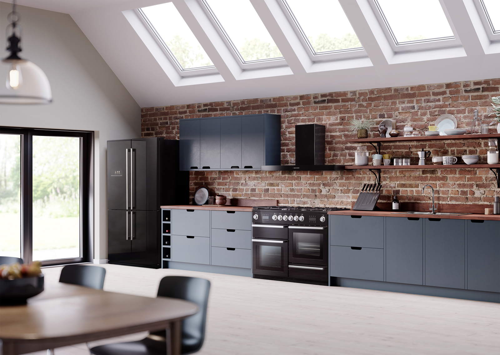 Großzügige, helle Küche mit Backsteinwand, stilvollen blauen Schränken, großem Kühlschrank und Herd unter Dachfenstern