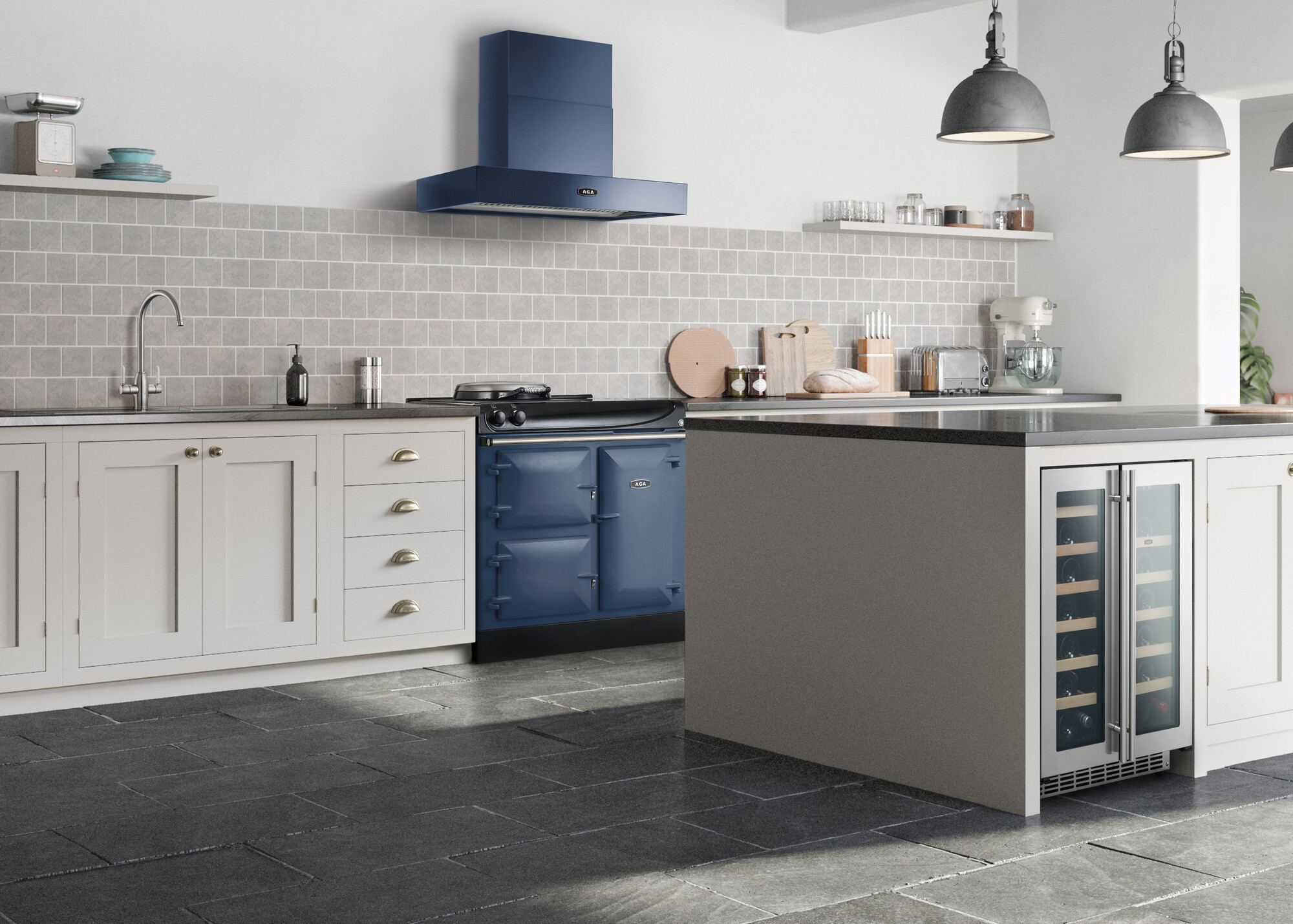 Helle, moderne Küche mit blauem Herd, weißen Schränken, grauer Kochinsel mit Weinkühlschrank, Fliesenrückwand und Industriedesign-Lampen