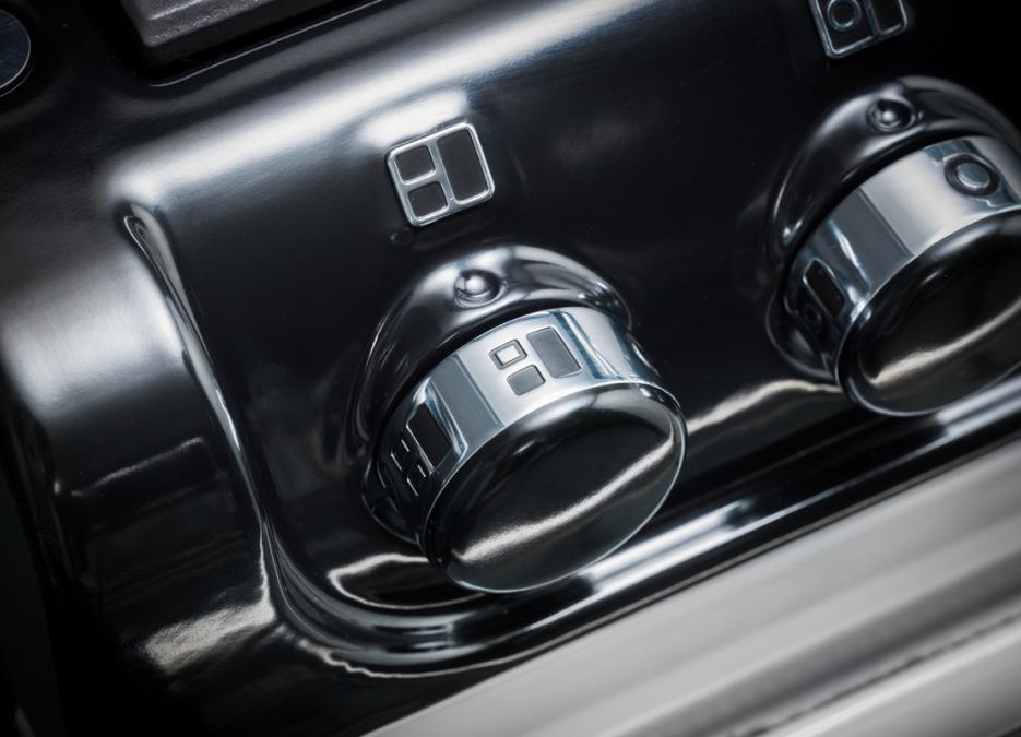 Zwei silberne Drehknöpfe aus Edelstahl an einem modernen Küchengerät in Nahaufnahme