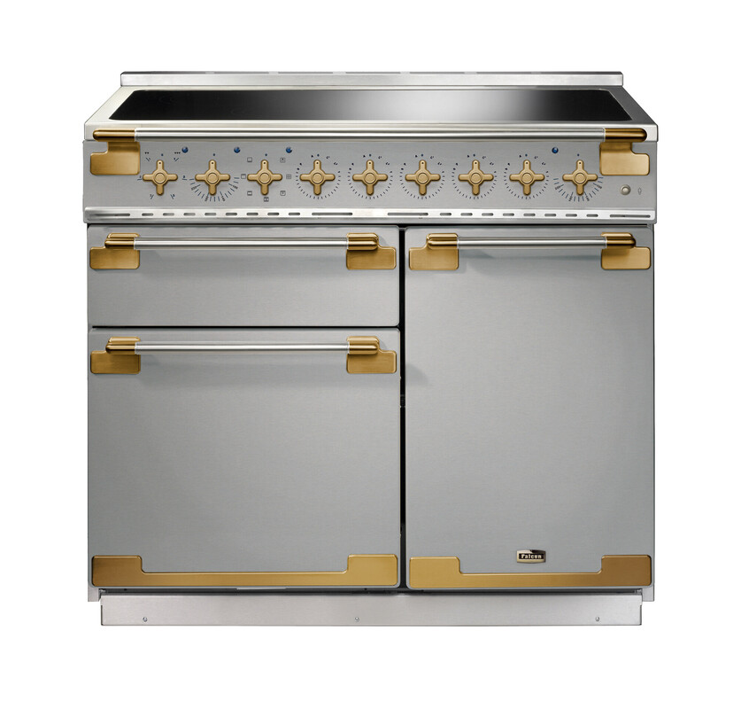 Hochwertiger Standherd aus Edelstahl mit Induktionskochfeld und goldfarbenen Griffen und Details, ideal für stilvolle Küchen