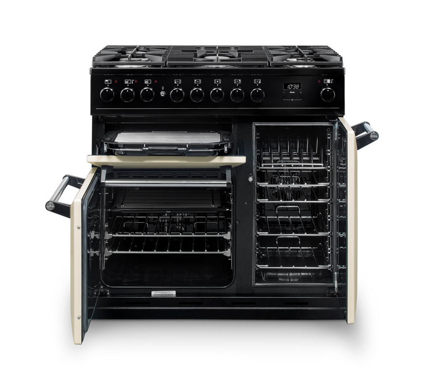 Moderner schwarzer Gasherd mit geöffneten Backofen- und Ofen