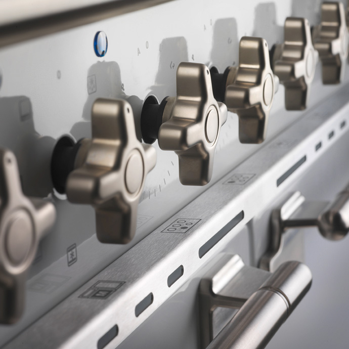 Nahaufnahme von Drehknöpfen an einem modernen Edelstahlherd