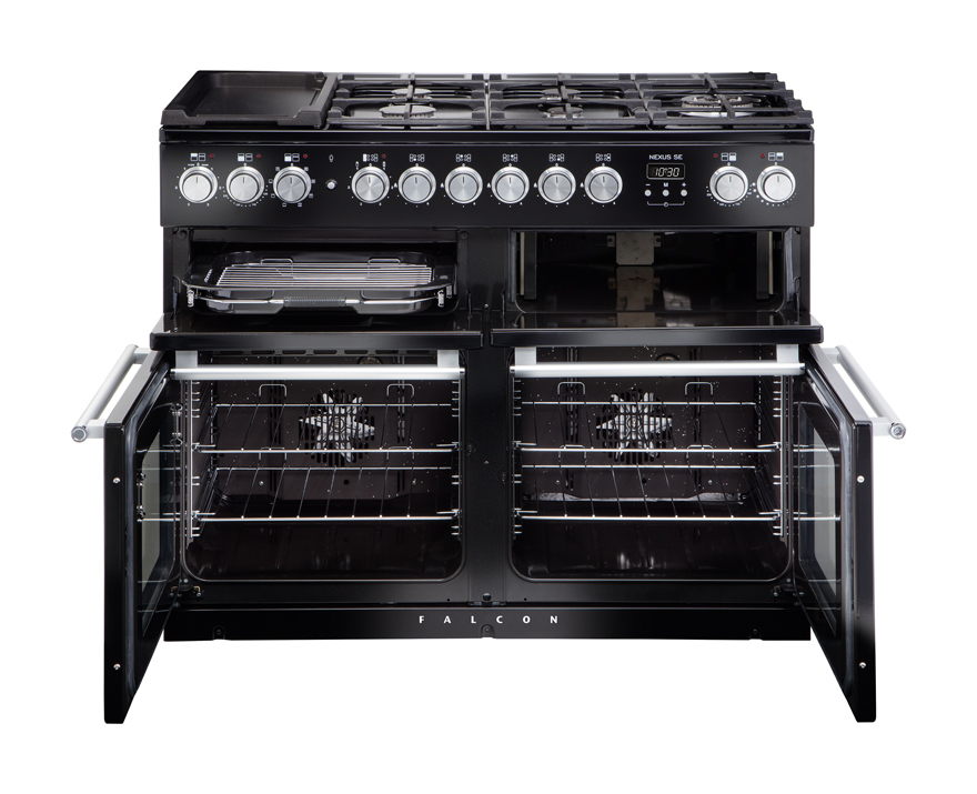 Schwarzer Falcon Nexus SE Herd mit Gaskochfeld und zwei geöffneten Backofentüren, beide Backöfen leer