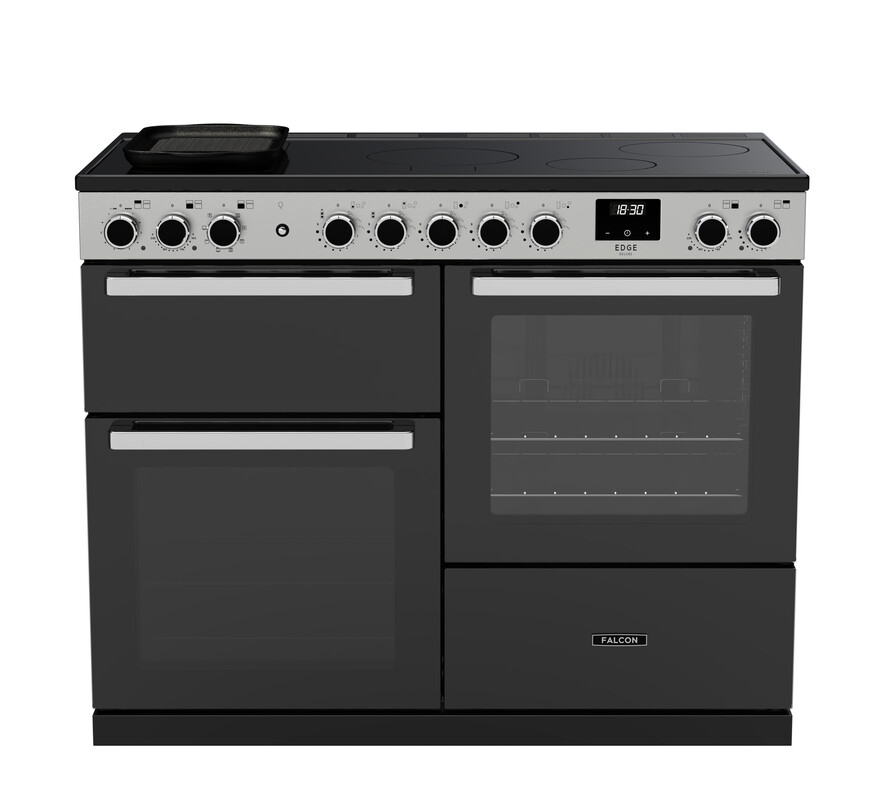 Schwarzer Falcon Induktionsherd mit mehreren Bedienelementen, zwei großen Backofen-Fächern und geräumigem Kochfeld – ideal für vielseitiges Kochen in der Küche
