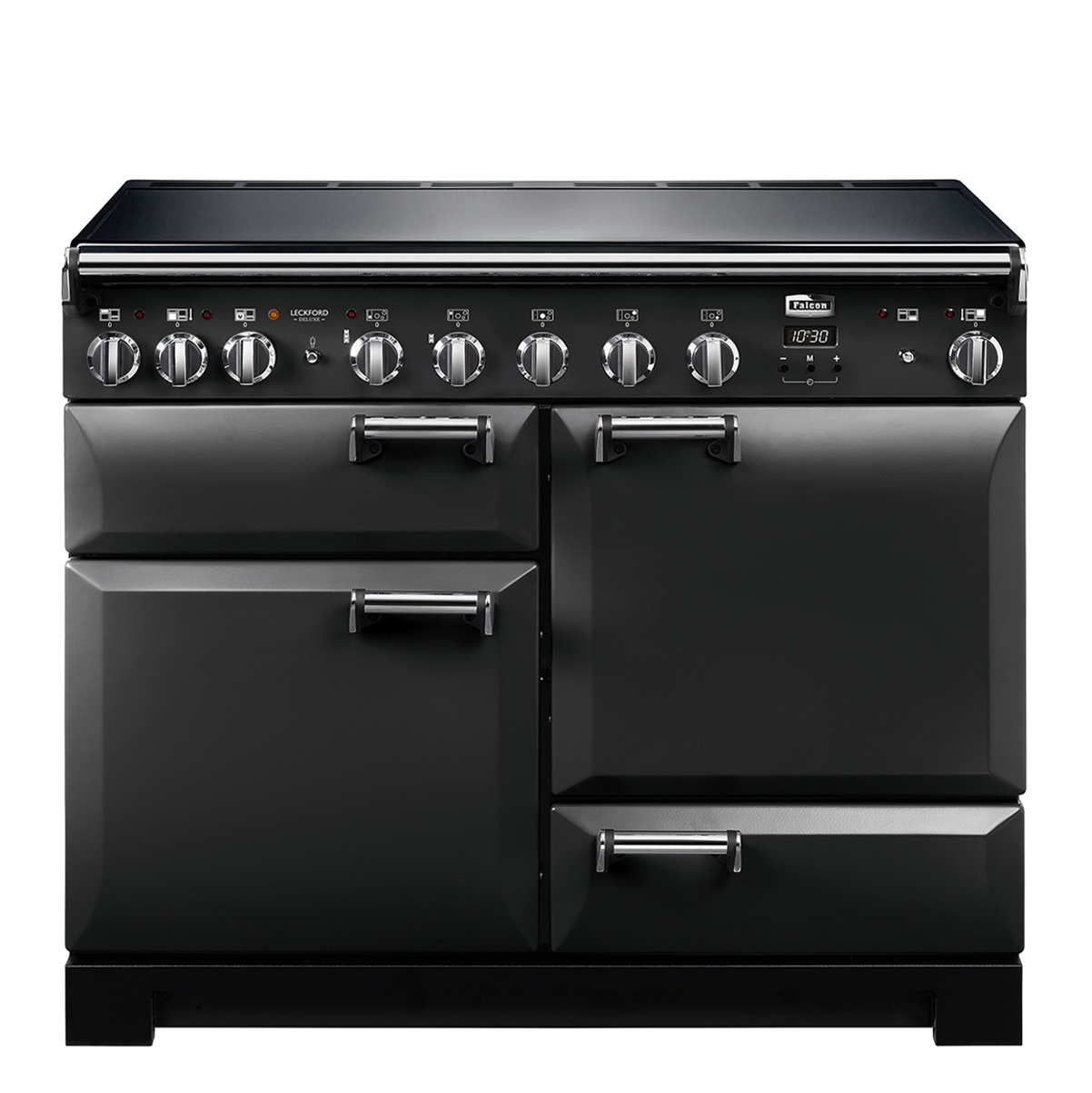 Schwarzer Falcon Standherd mit mehreren Drehknöpfen, vier Backofentüren und großem Kochfeld, ideal für die moderne Küche