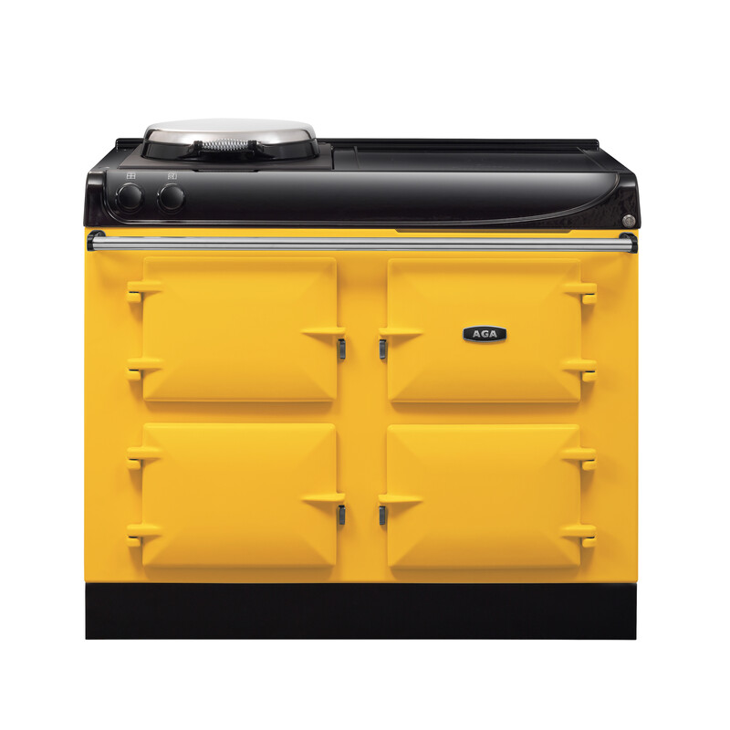 Gelber AGA Herd mit vier Backofentüren und Kochplatte, freistehend auf weißem Hintergrund