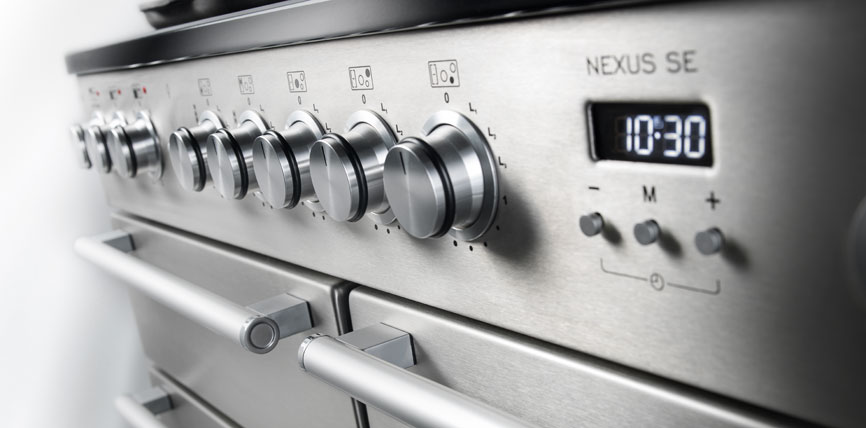Detailansicht eines Edelstahl-Backofens mit mehreren Drehknöpfen und digitalem Display, Modell NEXUS SE