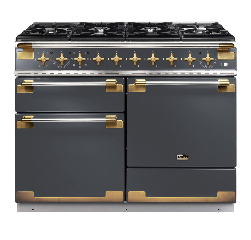 Schwarzer Falcon Classic Deluxe 110 Induktionsherd mit Messingakzenten, mehreren Kochfeldern und Backöfen, ideal für moderne Küchen