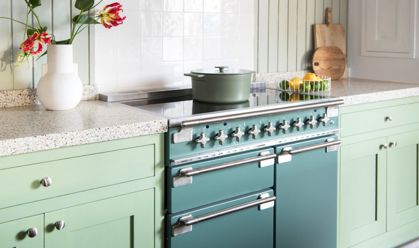 Grüner Standherd mit Topf, mintfarbene Schränke