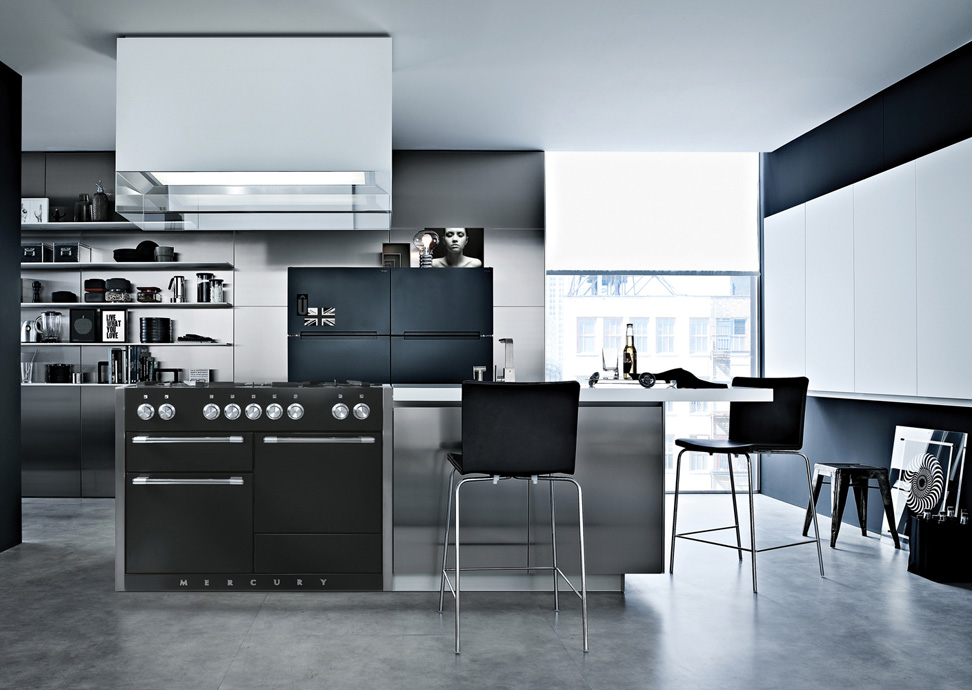 Stilvolle, moderne Küche mit schwarzem Herd, Edelstahl-Geräten, Kochinsel und Barhockern, minimalistisches Interieur mit großen Fenstern