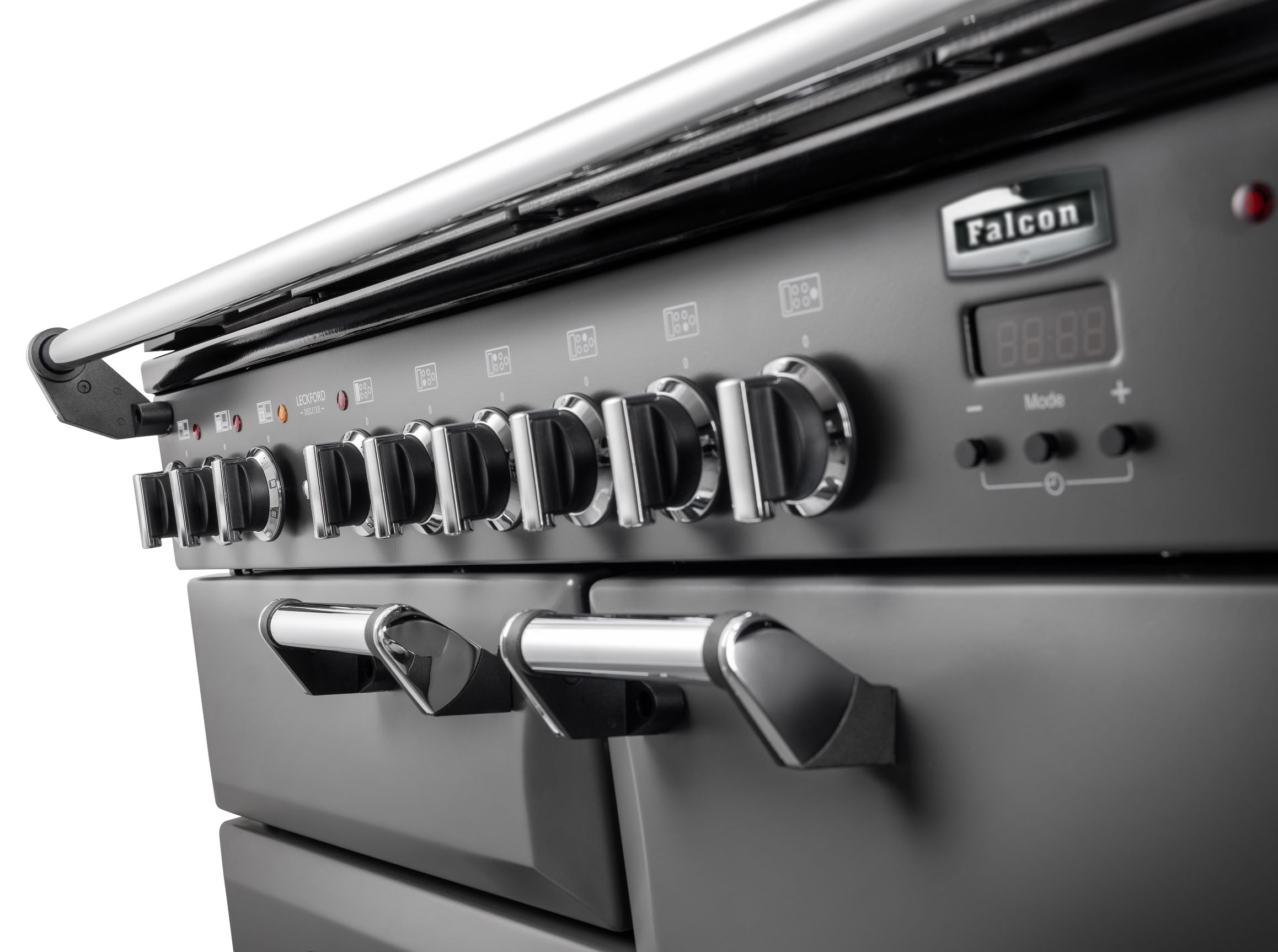 Nahaufnahme eines silbernen Falcon Herdes mit mehreren Drehknöpfen, Ofengriffen und digitaler Anzeige